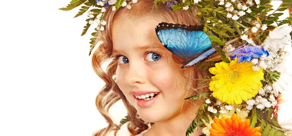 Barn med fjäril och blomma. — Stockfoto