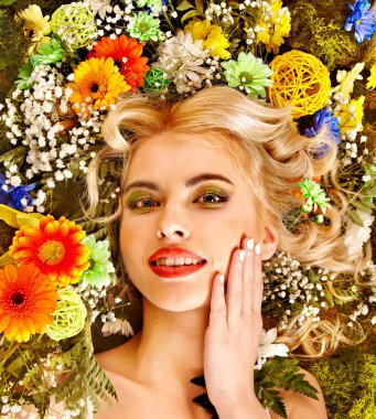 çiçek saç modeli olan kadın.