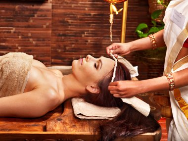 Ayurveda spa tedavisi olan kadın.