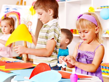 Çocuk makas kağıt kesme.