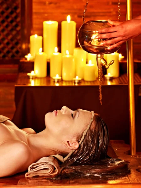 Frau mit ayurvedischer Wellnessbehandlung. — Stockfoto