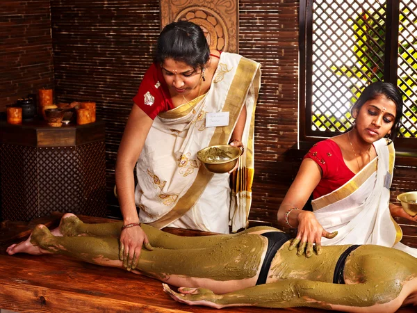 Donna con massaggio ayurvedico corpo spa . — Foto Stock