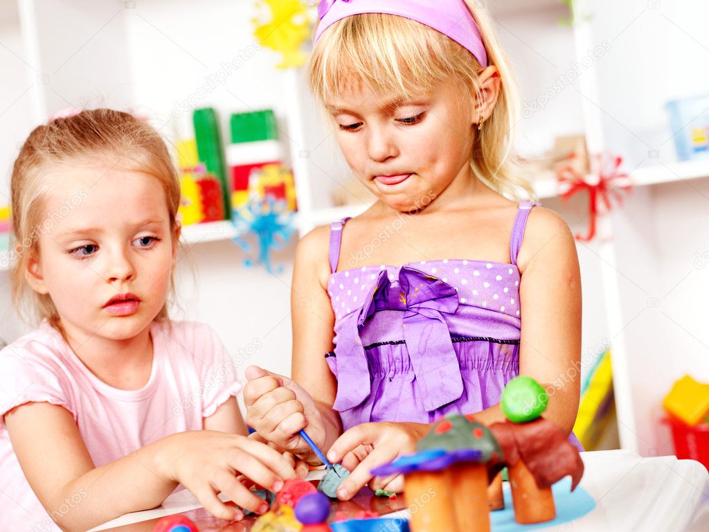 Niño jugando plastilina — Foto de stock © poznyakov #19998119