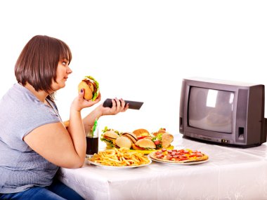 hızlı yemek yeme ve tv izlerken kadın.