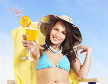 Kız bikini İçecek suyu bir saman.