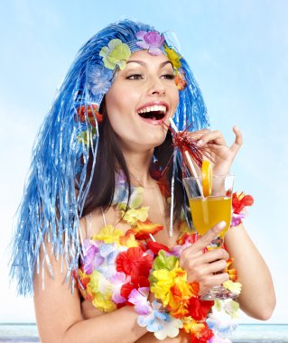 kadın hawaii kostüm İçecek suyu.