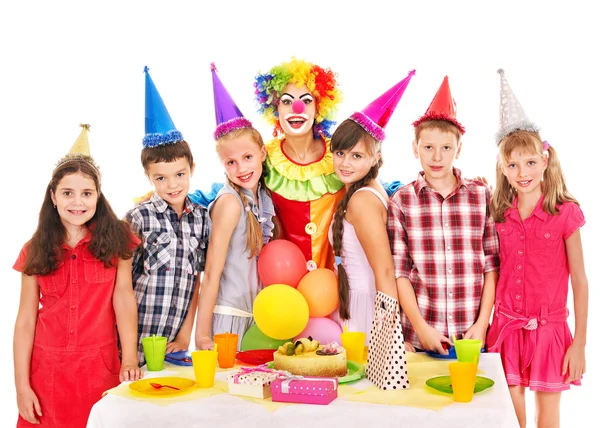 Geburtstagsparty Kindergruppe mit Kuchen. — Stockfoto