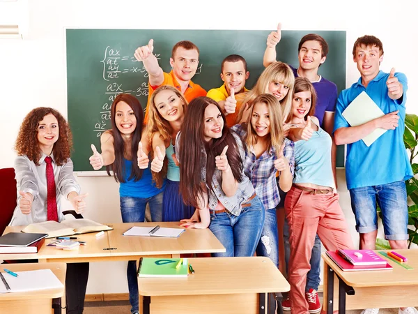 Estudiante de grupo en el aula cerca de pizarra . —  Fotos de Stock