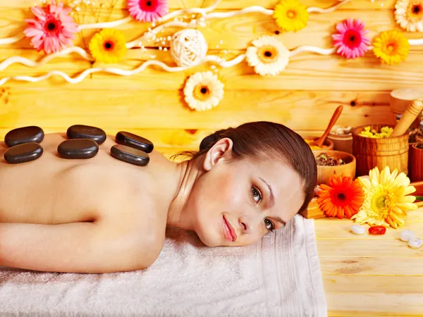 Mulher recebendo pedra massagem terapia  . — Fotografia de Stock