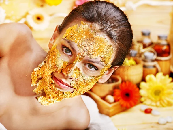 Frau bekommt Gesichtsmaske . — Stockfoto