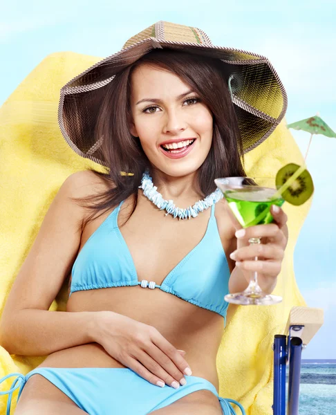 Mädchen im Bikini trinken Saft durch einen Strohhalm. — Stockfoto