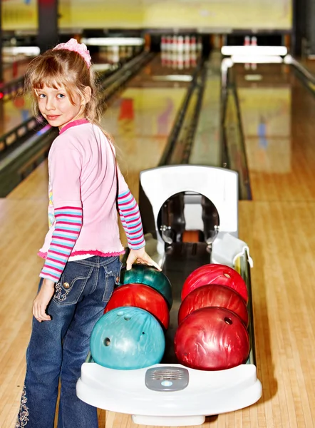 Kind in mit Bowlingball lernen Spiel. — Stockfoto