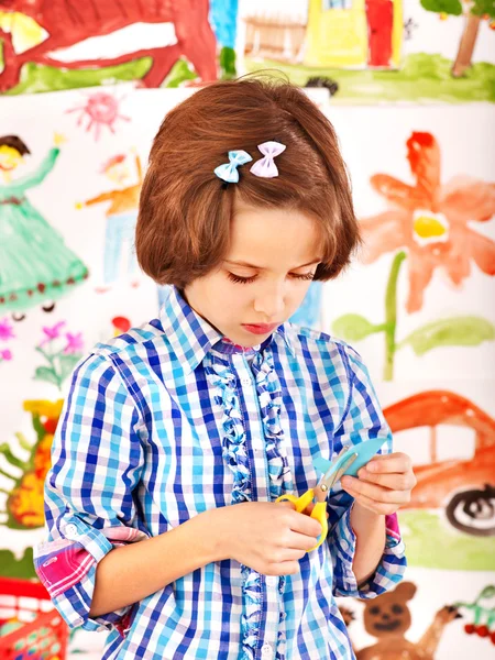 Child painting at easel. — Stock Photo, Image