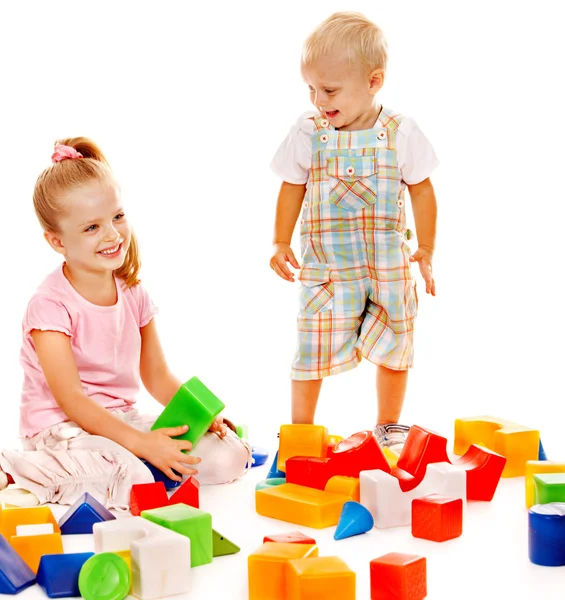 Les enfants jouent blocs de construction . — Photo