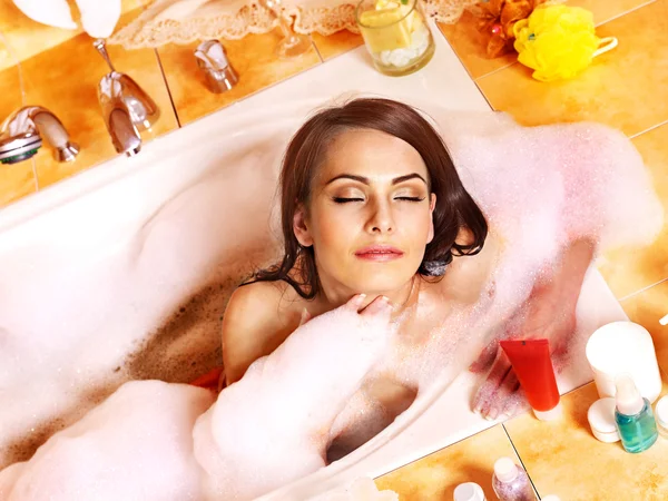 Kvinna avkopplande på bubble bath. — Stockfoto