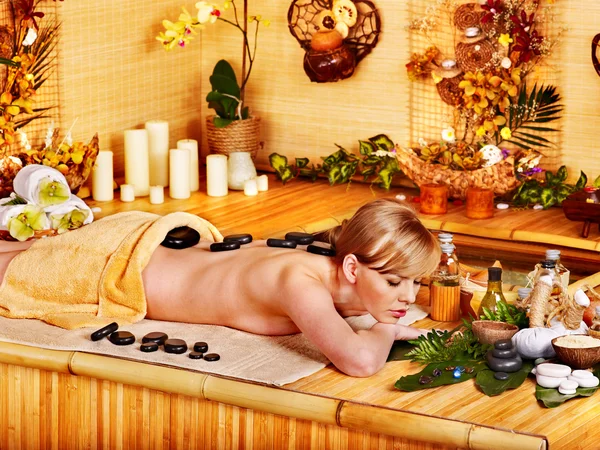 Vrouw krijgen stenen therapie massage . — Stockfoto