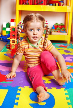 yapı taşı ile oynayan çocuk .