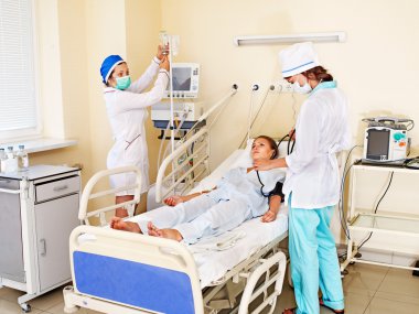 Doktor Bayan hasta stetoskop ile davranır..