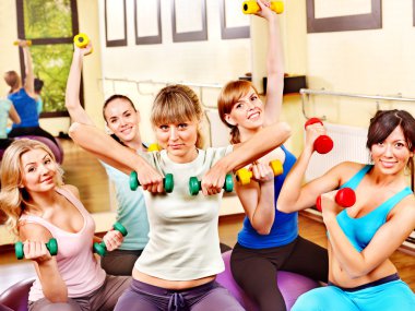 Kadınlar aerobik dersinde.