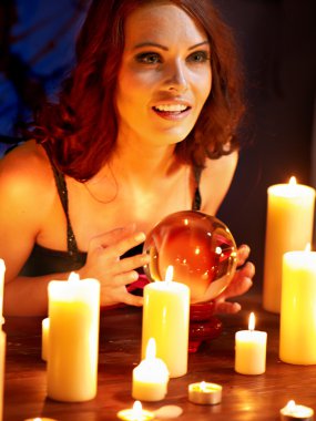 kadın holding scrying topu .