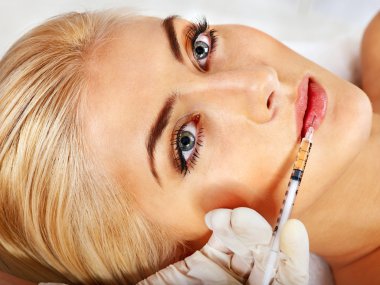 Doktor kadın Botox enjeksiyonları.