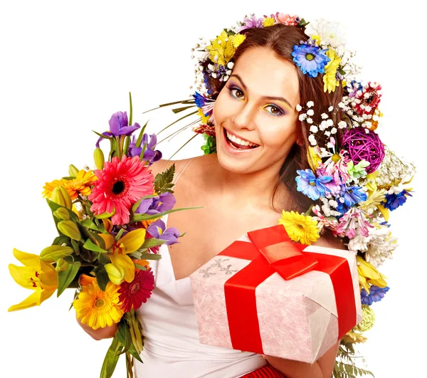 Mujer con caja de regalo y ramo de flores  . — Foto de Stock