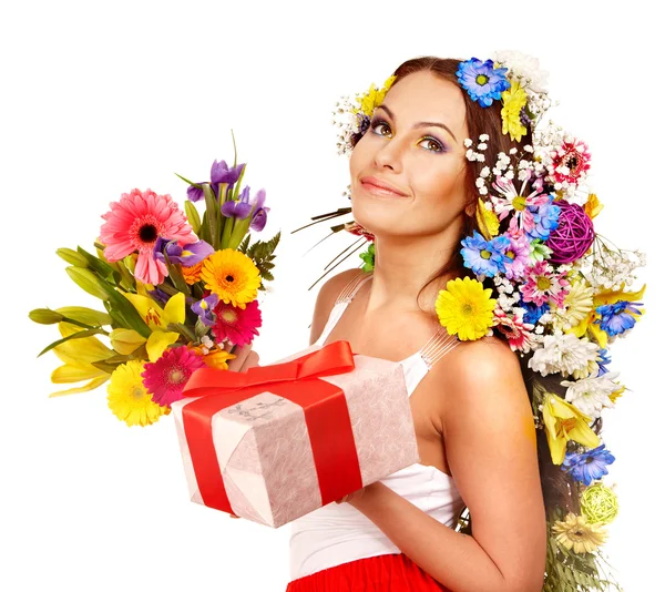 Mulher com caixa de presente e buquê de flores  . — Fotografia de Stock