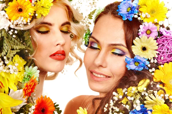 Женщина с макияжем и цветами . — стоковое фото