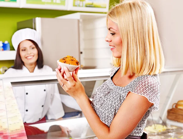 Young woman at cafeteria. — Stock Photo, Image