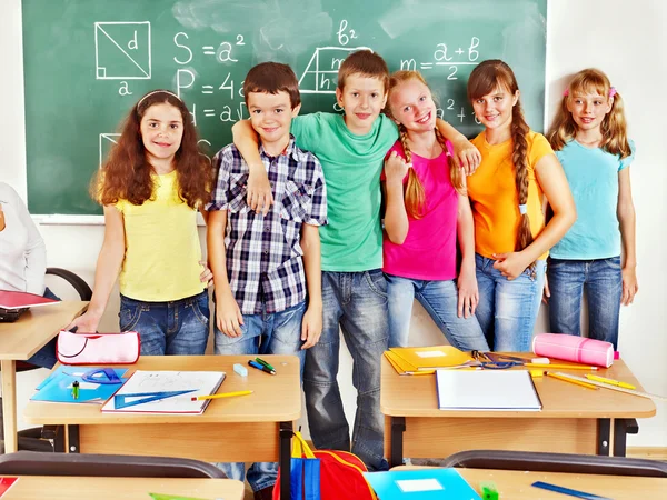 Criança escolar sentada em sala de aula . — Fotografia de Stock