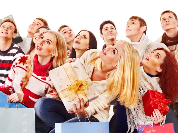 Gruppe mit Geschenkbox. — Stockfoto