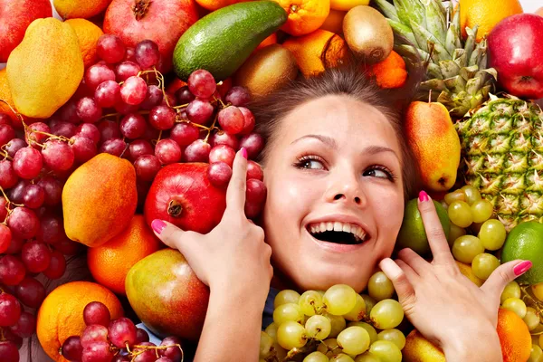 Flicka i gruppen av frukt. — Stockfoto