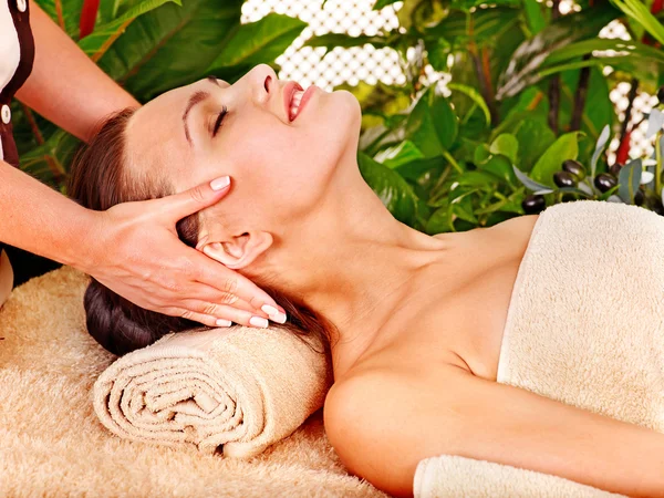 Mujer recibiendo masaje facial  . — Foto de Stock