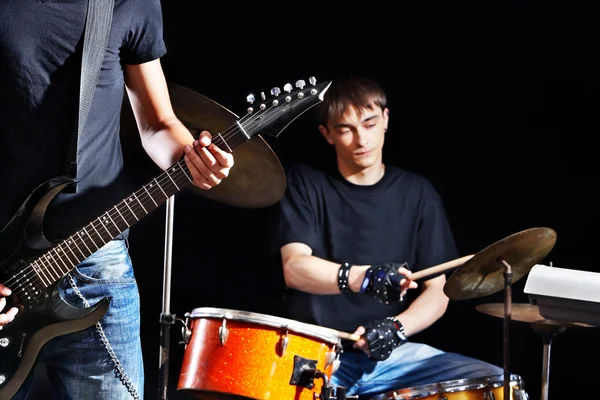 Män spelar gitarr. — Stockfoto