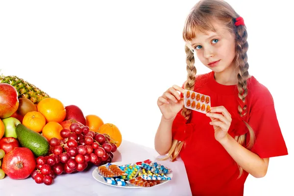 Niño con píldora de frutas y vitaminas . — Foto de Stock