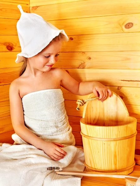 Kind entspannt in der Sauna. — Stockfoto