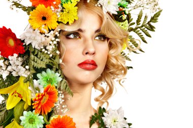 kadın ile telafi etmek ve çiçek.