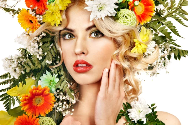 Vrouw met make-up en bloem. — Stockfoto