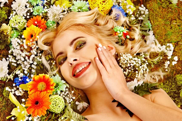 Mujer con peinado de flores . —  Fotos de Stock