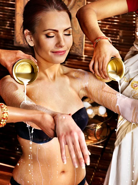 Vrouw met Ayurveda spa-behandeling. — Stockfoto