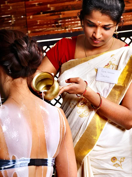 Frau mit ayurvedischer Wellnessbehandlung. — Stockfoto