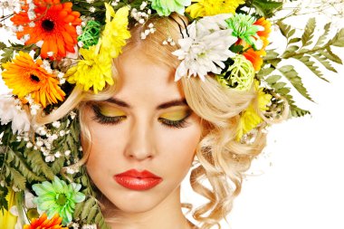 kadın ile telafi etmek ve çiçek.