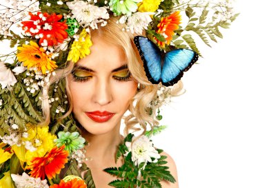 Kelebek ve çiçek olan kadın.