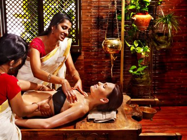 Ayurveda spa tedavisi olan kadın.