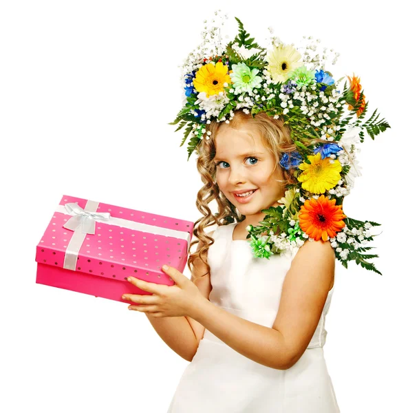 Παιδί με κιβώτιο δώρων και λουλουδιών. — Φωτογραφία Αρχείου