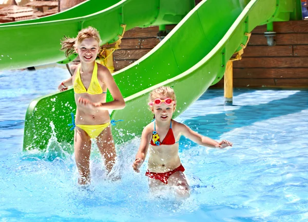 Kind op Wasser Rutsche op aquapark. — Stockfoto