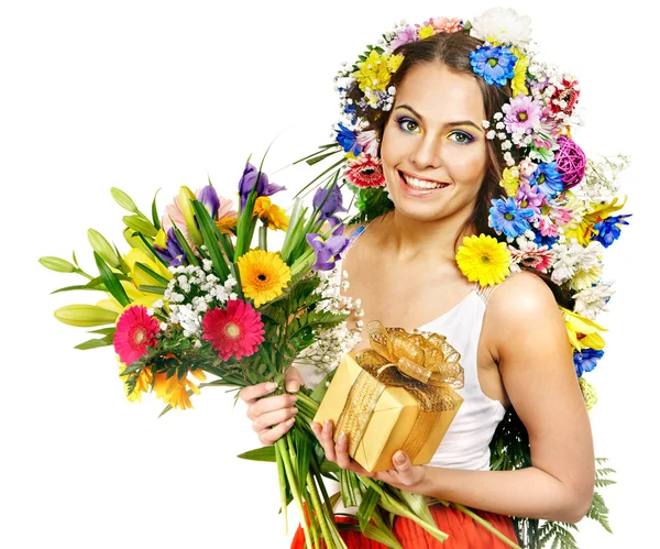 Γυναίκα με κιβώτιο δώρων και λουλουδιών. — Φωτογραφία Αρχείου