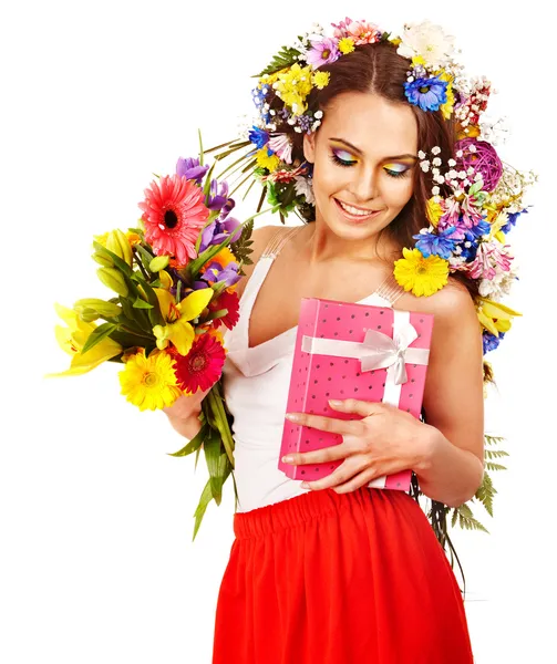 ギフト用の箱と花を持つ女性. — ストック写真