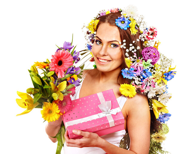 Женщина с подарочной коробкой и цветами
.