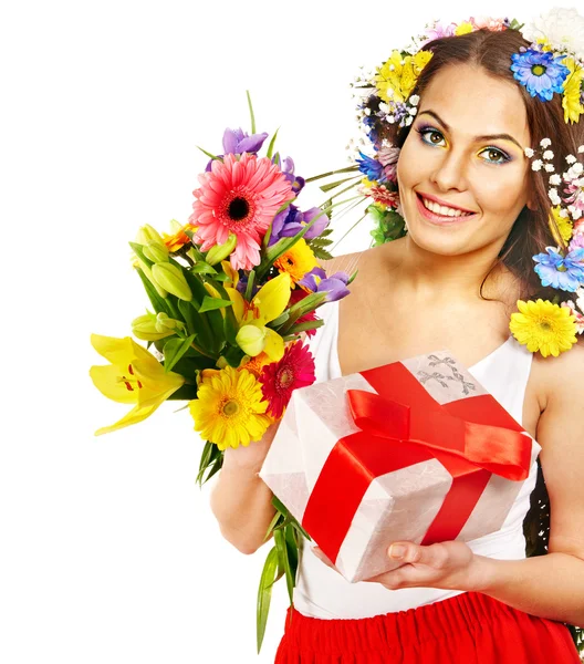 Vrouw met geschenk doos en bloem boeket . — Stockfoto